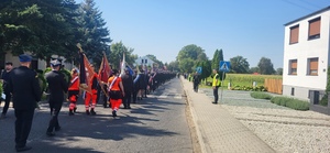 Kondukt załobników idący w kierunku cmentarza