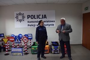 Komendant Powiatowy Policji w Wolsztynie i Przewodniczący Zarządu Związku Międzygminnego Obra pozują do pamiatkowego zdjęcia