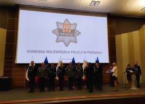 Uroczysta zbiórka z udziałem policjantów oraz zaproszonych gości. Na scenie ustawieni w szergu policjanci odbierają medale inagrody z rąk Komendanta Wojewódzkiego Policji.