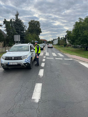Umundurowany policjant ruchu drogowego kontroluje trzeźwość kierujących podczas akcji TRZWEŹWY PORANEK