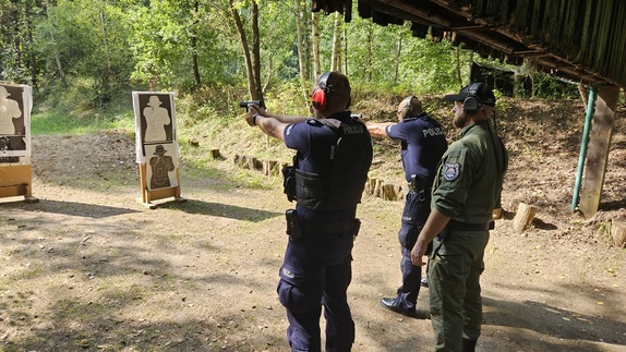 Strzelnica Bractwa Kurkowego w Krutli. Policjanci podczas szkolenia strzeleckiego.