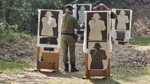 Strzelnica Bractwa Kurkowego w Krutli. Policjanci podczas szkolenia strzeleckiego.