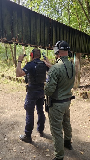 Strzelnica Bractwa Kurkowego w Krutli. Policjanci podczas szkolenia strzeleckiego.