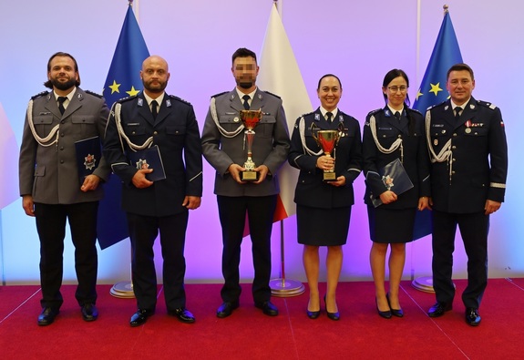 Laureaci konkursu na najlepszego policjanta służby kryminalnej 2025 w towarzystwie Komendanta Wojewódzkiego Policji w Poznaniu i Komendanta Powiatowego Policji w Wolsztynie