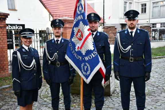 Pani Komendant i policjanci z pocztu sztandarowego przed uroczystością.