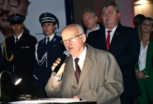 Przemówienie przedstawiciela Sybiraków. Na drugim planie Komendant Powiatowy Policji w Wolsztynie.