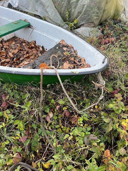 Fragment dziobowy łodzi wiosłowej używanej do połowu ryb. Kadłub w kolorach białym i zielonym.