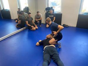 policjanci podczas ćwiczeń z taktyki i technik interwencji