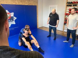 policjanci podczas ćwiczeń z taktyki i technik interwencji