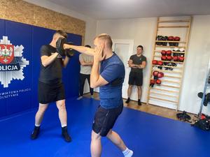 policjanci podczas ćwiczeń z taktyki i technik interwencji