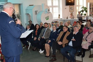 Spotkanie w Bibliotece Publicznej w Wolsztynie z okazji roku jubileuszu 100 lat kobiet w polskiej Policji. Prowadzący wita gości.