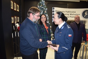 Spotkanie w Bibliotece Publicznej w Wolsztynie z okazji roku jubileuszu 100 lat kobiet w polskiej Policji. Pani Komendant podczas wręczania okolicznościowych statuetek.