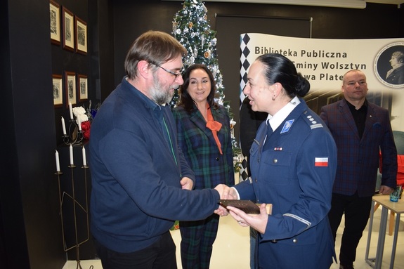 Spotkanie w Bibliotece Publicznej w Wolsztynie z okazji roku jubileuszu 100 lat kobiet w polskiej Policji. Pani Komendant podczas wręczania okolicznościowych statuetek.