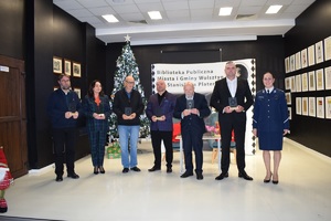Spotkanie w Bibliotece Publicznej w Wolsztynie z okazji roku jubileuszu 100 lat kobiet w polskiej Policji. Pamiątkowe zdjęcie gości oraz Pani Komendant z okolicznościowymi statuetkami.