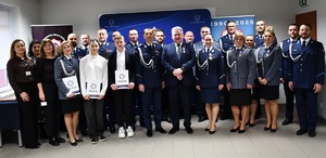 Zdjęcie grupowe awansowanych i odznaczonych funkcjonariuszy oraz młodzieży z rodzin policyjnych wyróżnionej za bardzo dobre wyniki w nauce i wzorowe zachowanie.