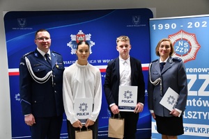 Zdjęcie przedstawia młodzież wyróżniona za osiągnięcia szkolne