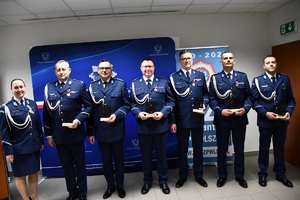 Na zdjęciu kadra kierownicza KPP Wolsztyn wyróżniona statuetka z okazji 100 lecia kobiet w Policji