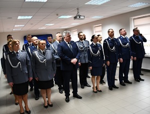 Na zdjęciu znajdują się funkcjonariusze oraz pracownicy KPP Wolsztyn jak i młodzież zgromadzeni w dniu 12.12.2025 na uroczystej zbiórce z okazji wręczenia awansów i odznaczeń.