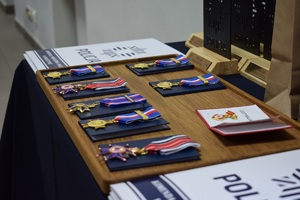 Zdjęcie przedstawia medale dla policjantów i Starosty Powiatu Wolsztyńskiego