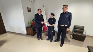 Gabinet Komendanta Powiatowego Policji. Pani Komendant podczas gratulacji przekazywanych dyrektorowi szkoły. Obok Naczelnik Wydziału Ruchu Drogowego.