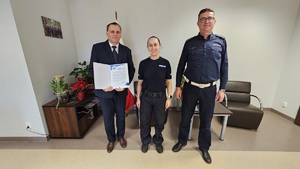 Gabinet Komendanta Powiatowego Policji. Pani Komendant podczas gratulacji przekazywanych dyrektorowi szkoły. Obok Naczelnik Wydziału Ruchu Drogowego.