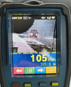 Ekran miernika prędkości wskazujący pojazd i prędkość, z jaka jedzie oraz dane dotyczące czasu i miejsca wykonania pomiaru.