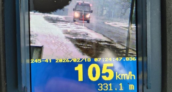 Ekran miernika prędkości wskazujący pojazd i prędkość, z jaka jedzie oraz dane dotyczące czasu i miejsca wykonania pomiaru.