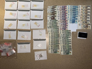 Ułożone obok siebie na blacie woreczki strunowe z narkotykami. Po prawej stronie od woreczków leżą banknoty w nominałach od 50 do 200 złotych.