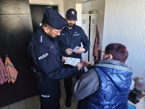 Policjanci podczas legitymowania w ramach akcji POSZUKIWANY