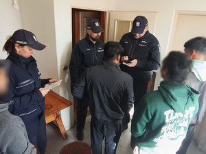 Policjanci podczas legitymowania w ramach akcji POSZUKIWANY