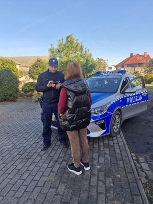 Policjanci podczas legitymowania w ramach akcji POSZUKIWANY